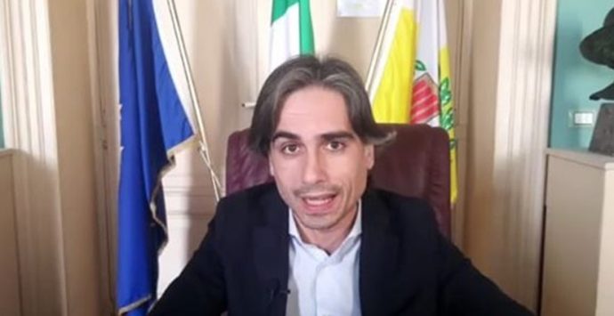 Vaccini dirottati a Reggio bloccati dai sindaci, Falcomatà: «Guerra tra poveri che danneggia tutti»