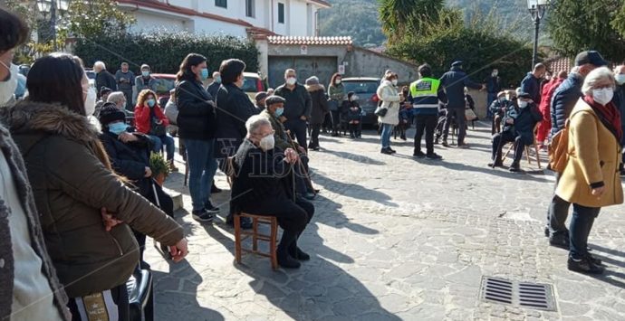 Covid, a Dasà vaccini finiti prima del previsto. Il sindaco: «Un abuso, usati per chi non era in lista»