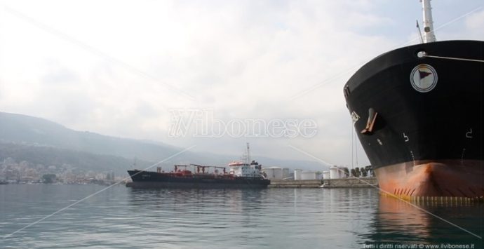 Carburanti, in Calabria prezzi più alti. Tra le cause anche il ruolo del porto di Vibo Marina