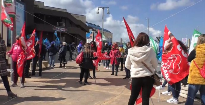 Chiude il Carrefour di Maierato: sit-in dei dipendenti ai Due Mari