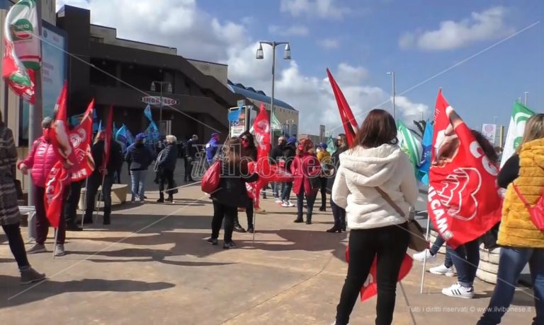Chiude il Carrefour di Maierato: sit-in dei dipendenti ai Due Mari
