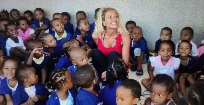 Aiutare i bambini in difficoltà, la straordinaria missione della vibonese Maria Teresa Rosano