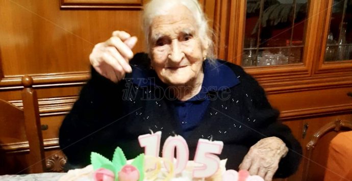 I 105 anni di nonna Angela, tra distanziamento e videochiamate vince l’amore per la vita