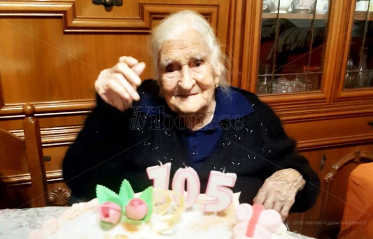 I 105 anni di nonna Angela, tra distanziamento e videochiamate vince l’amore per la vita