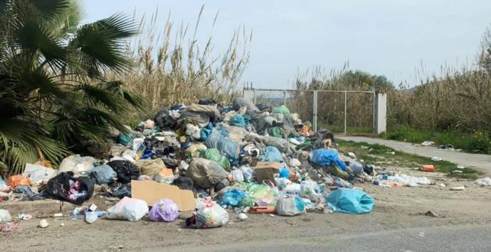 Portosalvo, non c’è solo l’ex Cgr: i rifiuti sono ovunque – Foto