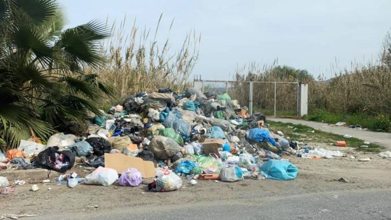 Portosalvo, non c’è solo l’ex Cgr: i rifiuti sono ovunque – Foto