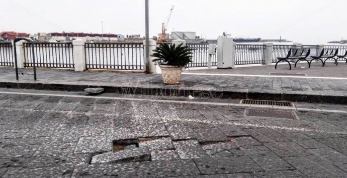 Basole saltate e selciato sconnesso, degrado nel “salotto buono” di Vibo Marina