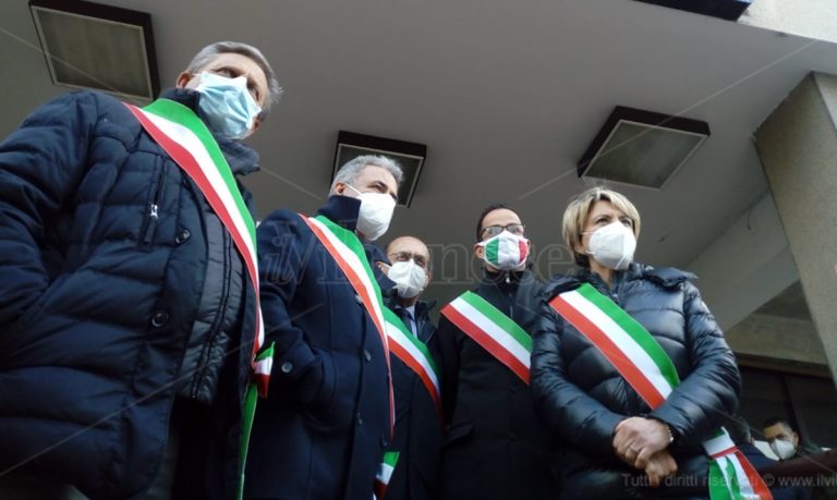 “Scippo” vaccini, i sindaci vibonesi impediscono il trasferimento delle dosi a Reggio