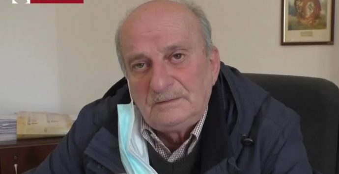 Limbadi, il sindaco aggredito in Comune: «Temo per la mia famiglia» – Video