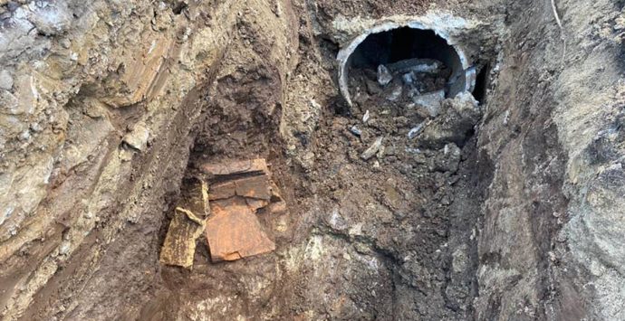 Lavori in via Santa Ruba, rinvenuta una tomba di epoca romana