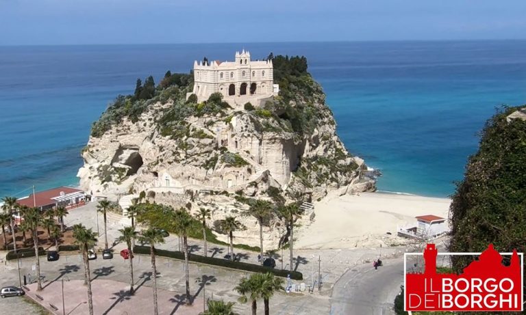 Il sindaco Macrì tira la volata per l’elezione di Tropea a Borgo più bello d’Italia: il video del Comune