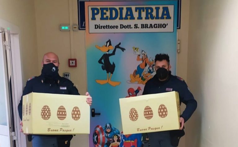 Vibo: poliziotti in reparto consegnano uova di pasqua ai bambini della pediatria