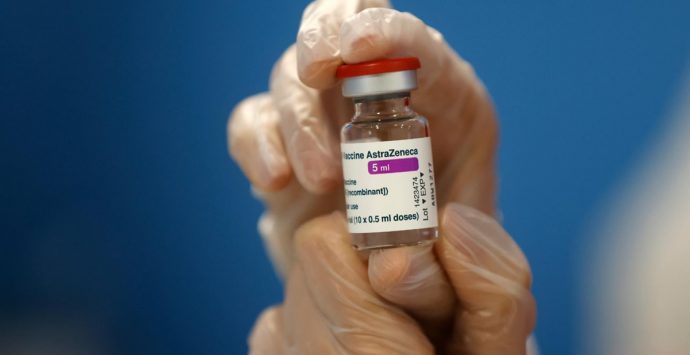 Vaccino AstraZeneca, l’Ema rassicura: «È sicuro ed efficace»