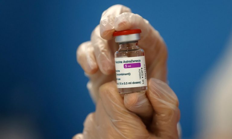Vaccino AstraZeneca, l’Ema rassicura: «È sicuro ed efficace»