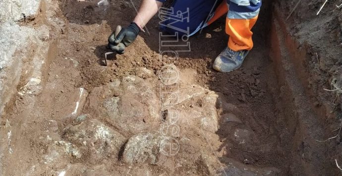 Dagli scavi per la fibra ottica riemerge il passato: è l’antica via Popilia? – Foto/Video