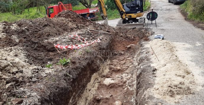 Dagli scavi per la fibra ottica riemerge il passato: è l’antica via Popilia? – Foto/Video