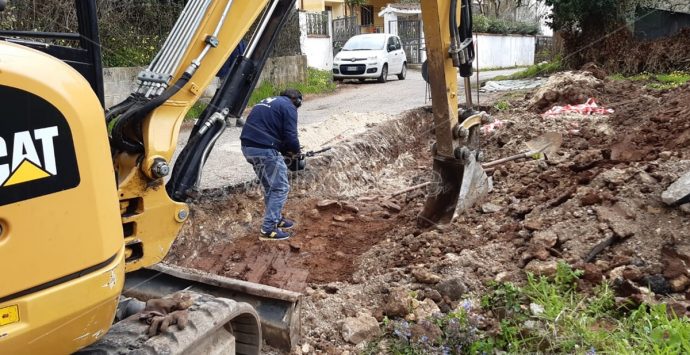 Dagli scavi per la fibra ottica riemerge il passato: è l’antica via Popilia? – Foto/Video