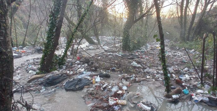 La “fiumara dei veleni”, disastro ambientale a valle di San Costantino – Foto