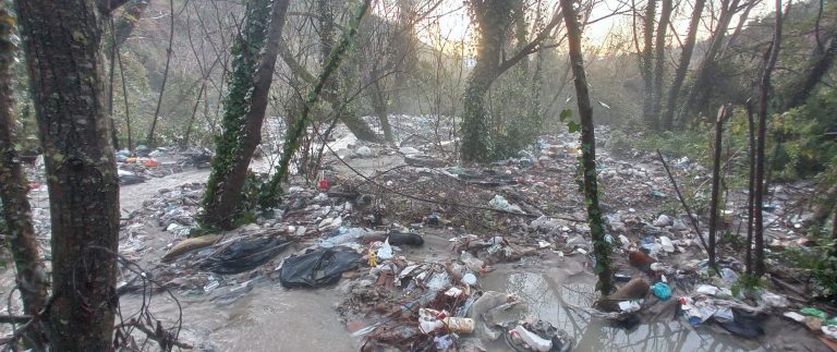 La “fiumara dei veleni”, disastro ambientale a valle di San Costantino – Foto