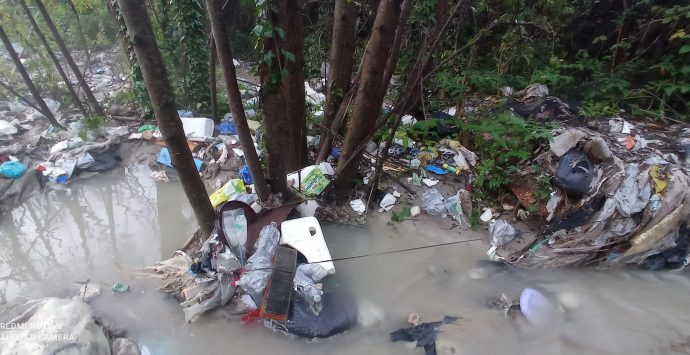 Fiumara dei veleni, il Comune di San Costantino prende impegni per vigilare contro i “lordazzi”