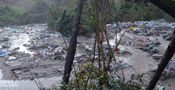 La “fiumara dei veleni”, disastro ambientale a valle di San Costantino – Foto