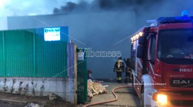 Vasto incendio in una discarica di San Nicola da Crissa