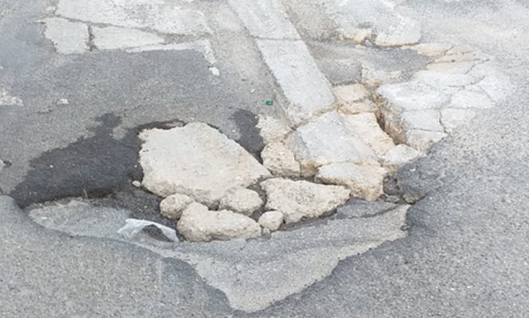 Vibo Marina e quella strada pericolosa: «Si intervenga prima che qualcuno si faccia male»