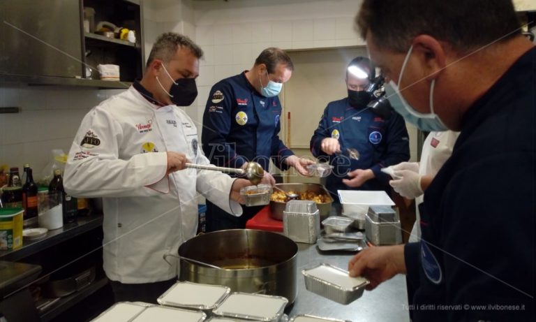 La Vibonese in campo con gli chef, la solidarietà è servita anche a Pasqua – Video