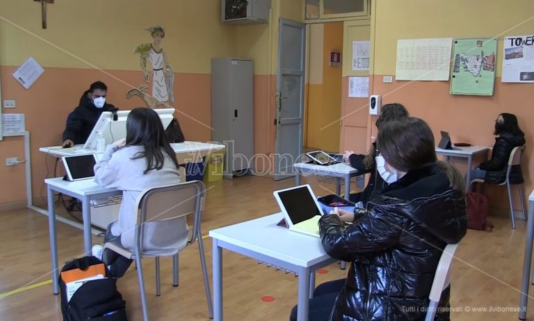 Scuole vibonesi divise tra gioia di ripartire, trasporti inadeguati e incognita Spirlì -Video