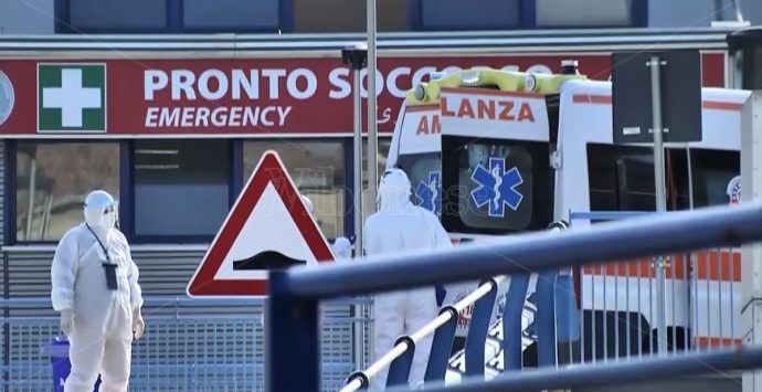 Positivo al Covid muore a 20 anni, dramma nel Cosentino: sconcerto nella comunità di Roggiano