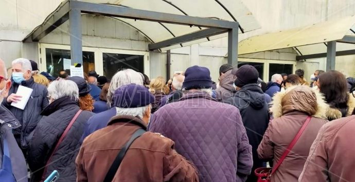 Vaccini a Vibo, Pasquetta amara per decine di anziani: caos e proteste al Palasport – Video