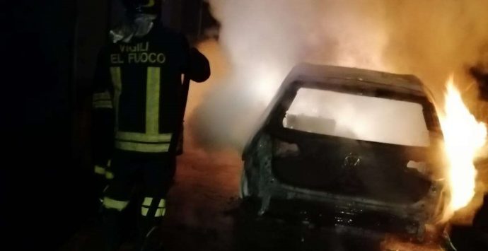 San Gregorio, auto in fiamme nella notte