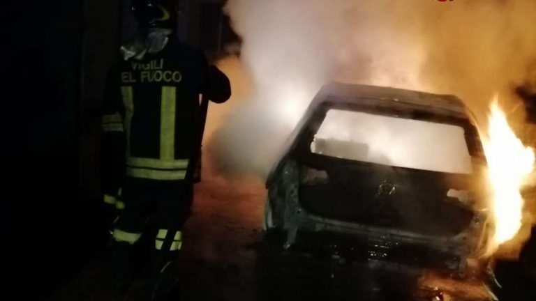 San Gregorio, auto in fiamme nella notte