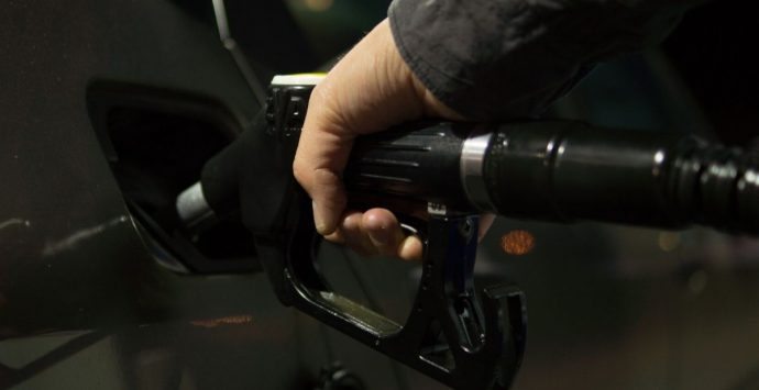 Carburanti, prezzi in calo nonostante il rimbalzo delle quotazioni dei prodotti raffinati