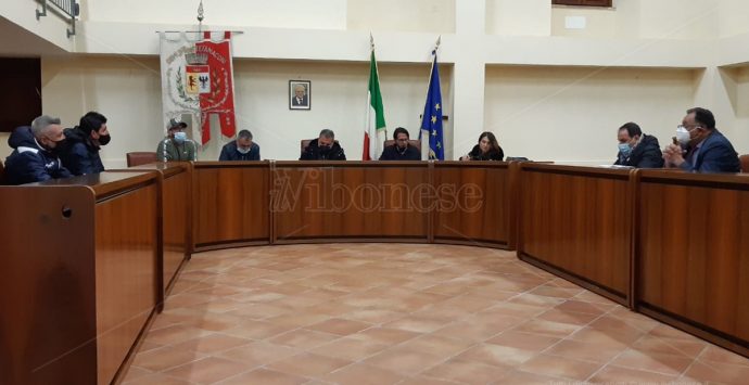 Manufatti abusivi a casa della famiglia del sindaco di Stefanaconi: chieste le dimissioni di Solano