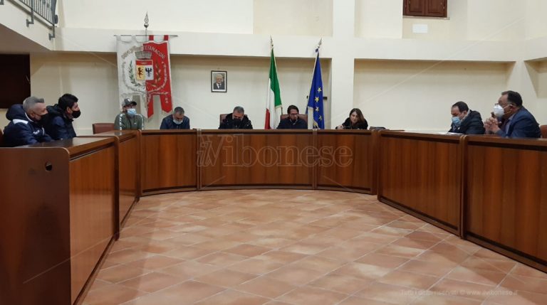 Manufatti abusivi a casa della famiglia del sindaco di Stefanaconi: chieste le dimissioni di Solano