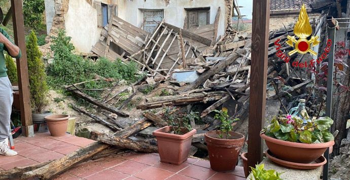 Crolla casa disabitata a Sorianello, intervengono i vigili del fuoco