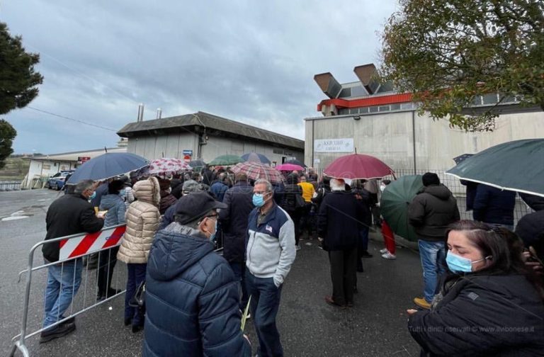 Solo 50 dosi di Pfizer a Vibo, file sotto la pioggia ed anziani rispediti a casa – Video