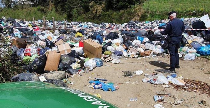 Discarica rifiuti incontrollata a Simbario, denunciati sindaco e tecnico comunale