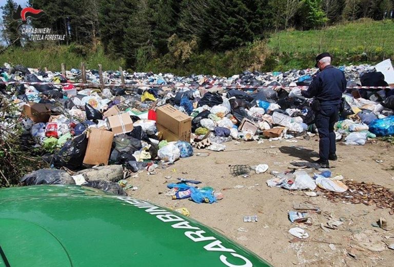 Discarica rifiuti incontrollata a Simbario, denunciati sindaco e tecnico comunale
