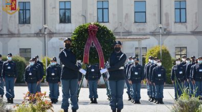 La Polizia festeggia il suo 169° anniversario, deposta una corona d’alloro alla scuola di Vibo