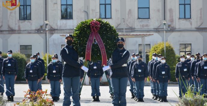 La Polizia festeggia il suo 169° anniversario, deposta una corona d’alloro alla scuola di Vibo