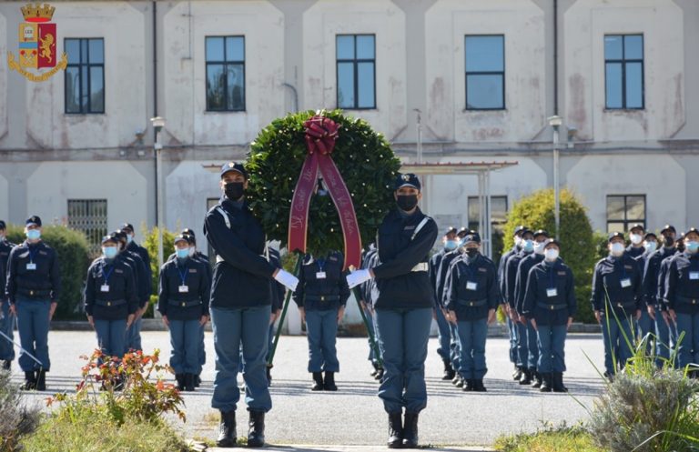 La Polizia festeggia il suo 169° anniversario, deposta una corona d’alloro alla scuola di Vibo