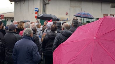 Covid Vibo, tutti in fila sotto la pioggia per il Vax day:  disagi e proteste al Palasport – Video