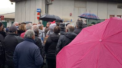 Covid Vibo, tutti in fila sotto la pioggia per il Vax day: disagi e proteste al Palasport – Video