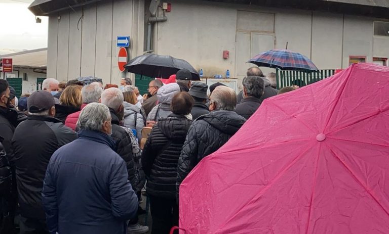 Covid Vibo, tutti in fila sotto la pioggia per il Vax day: disagi e proteste al Palasport – Video