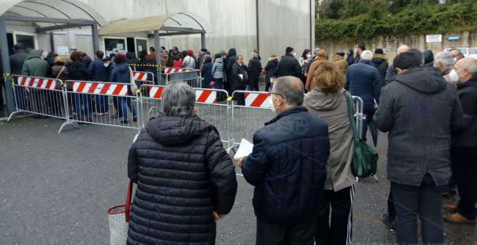 Il vaccino che nessuno vuole, 27mila dosi AstraZeneca in giacenza a Vibo – Video