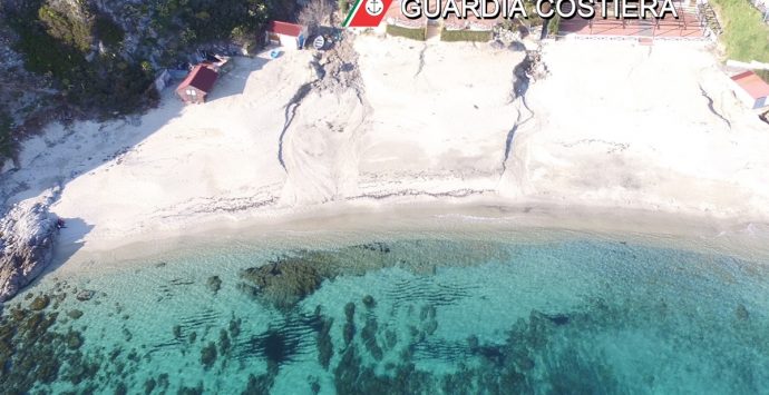 Sulla spiaggia di Grotticelle demoliti 11 manufatti abusivi su 13 – Video