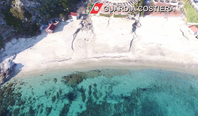 Sulla spiaggia di Grotticelle demoliti 11 manufatti abusivi su 13 – Video