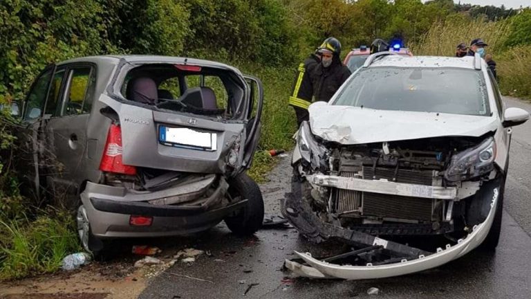 Incidente stradale a Triparni, mezzi di soccorso sul posto e traffico bloccato